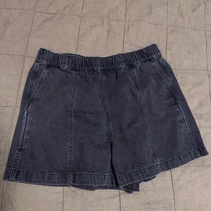 Madewell pull on denim shorts.